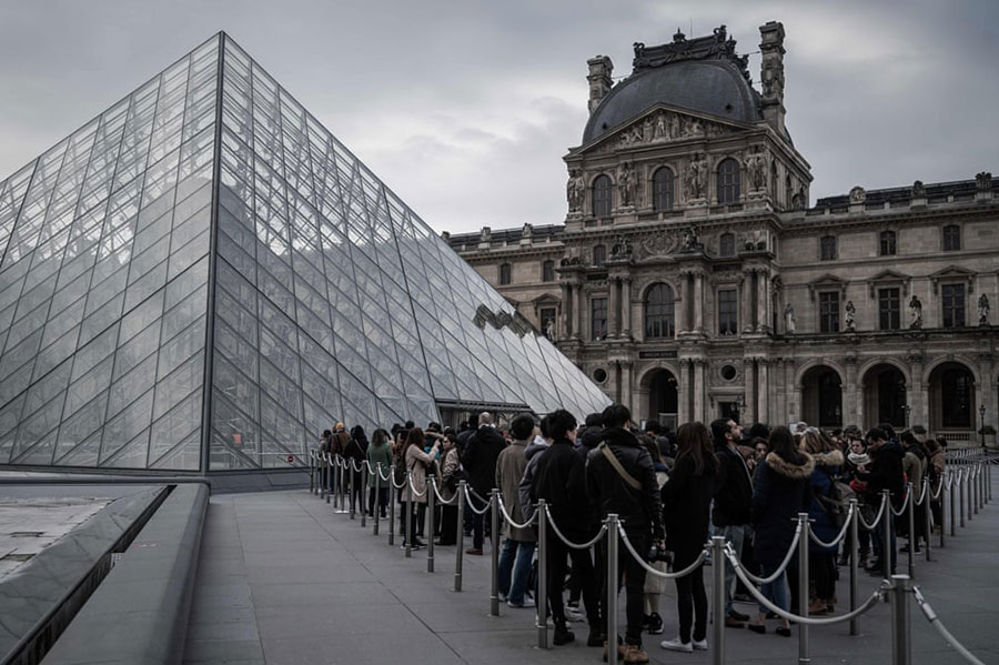 بازگشایی دوباره موزه لوور پاریس به روی بازدید کنندگان پس از تعطیلی موقت 2 روزه این موزه برای ایجاد تمهیدات ضد ویروس کرونا