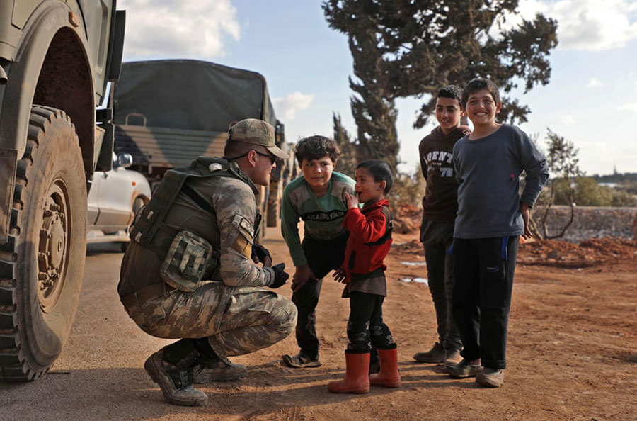 نیروهای نظامی ترکیه در استان ادلب در شمال غرب سوریه و در مواجهه با کودکان سوری