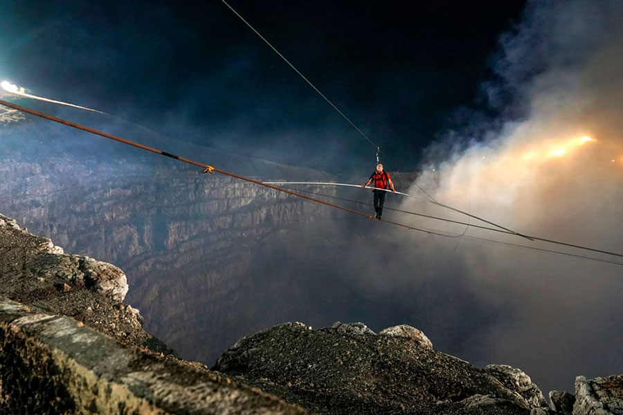 بندبازی یک بندباز ماجراجوی آمریکایی روی دهانه آتشفشان  ماسایا در نیکاراگوئه در ارتفاع 1800 فوتی از سطح زمین