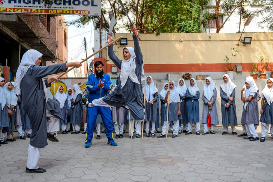 آموزش هنرهای رزمی در مدرسه دختران مسلمان در حیدرآباد هند