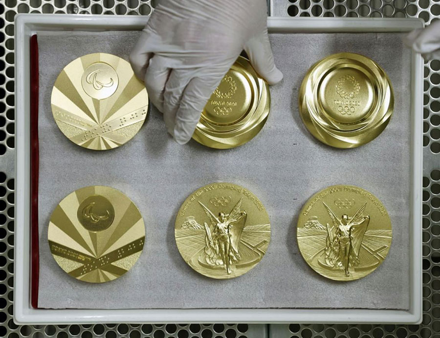 رونمایی از مدال‌های طلا طراحی شده برای المپیک 2020 توکیو در شهر اوساکا ژاپن