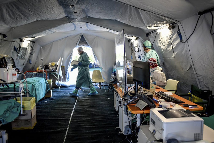 بیمارستان صحرایی برای بستری کردن بیماران کرونایی در محوطه بیمارستانی در شهر میلان ایتالیا