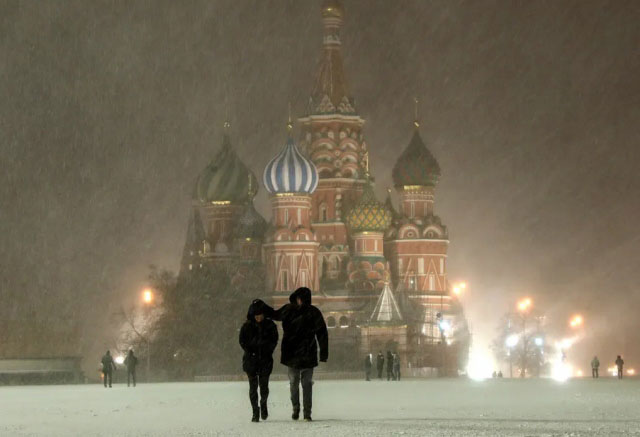 قدم زدن در هوای سرد و برفی میدان سرخ مسکو