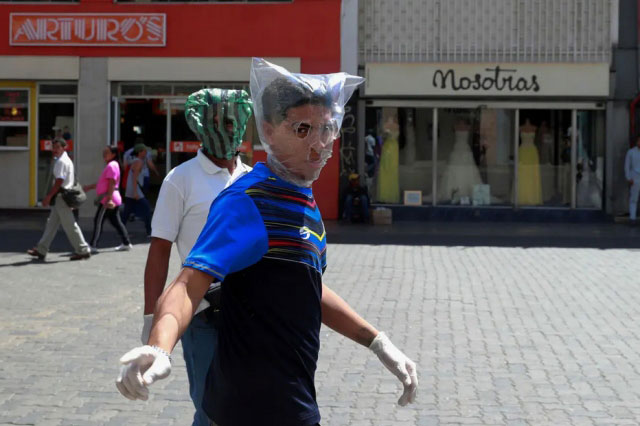 تلاش برای محافظت در برابر کرونا ویروس در شهر کاراکاس ونزوئلا