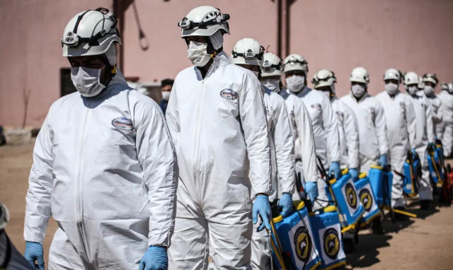 اعضای گروه دفاع مدنی سوریه (کلاه سفیدها) در حال عملیات ضد عفونی علیه ویروس کرونا در ادلب سوریه
