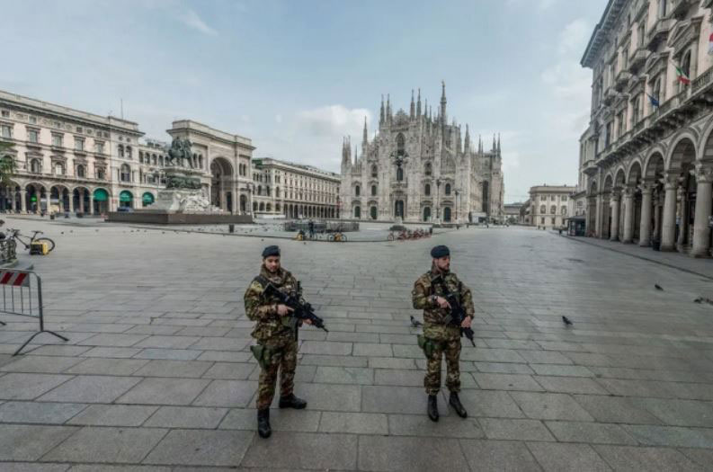 نیروهای ارتش ایتالیا در حال گشت‌زنی در شهر تحت قرنطینه میلان
