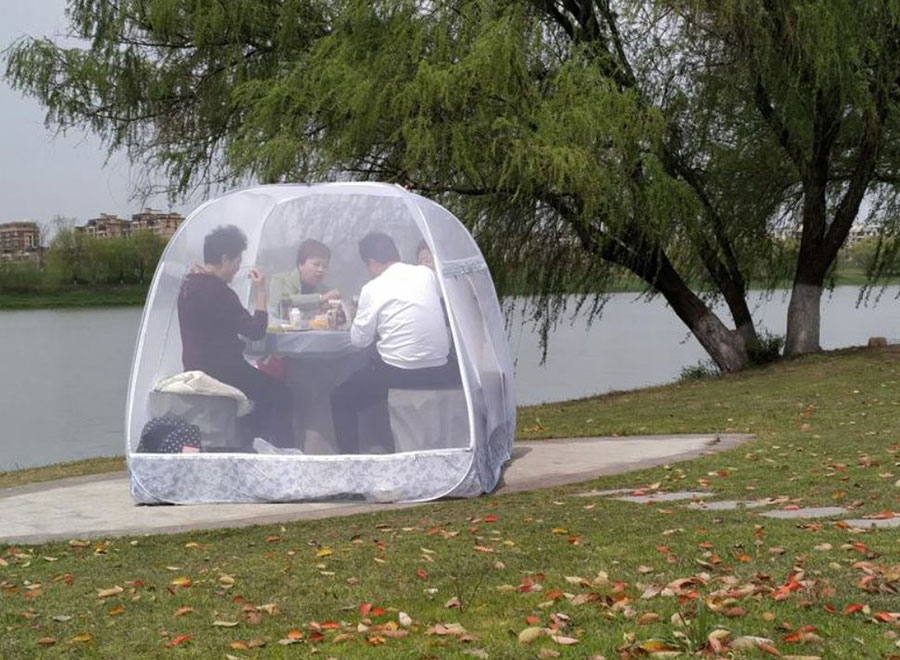 خوردن غذا در چادری محافظ از ویروس کرونا در پارکی در شهر نانجینگ چین