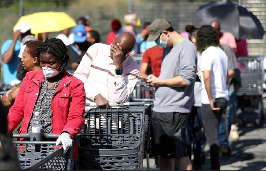 صف طولانی یک فروشگاه زنجیره‌ای مواد غذایی در شهر ژوهانسبورگ آفریقای جنوبی