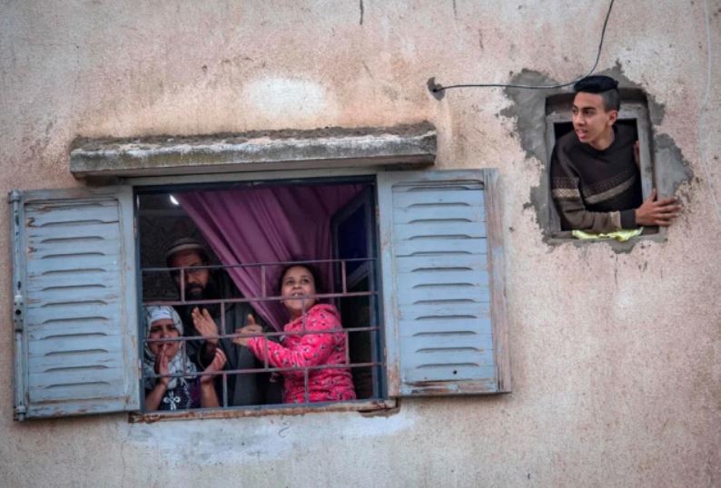 دست زدن به افتخار کادر درمانی مراکش در مقابله با ویروس کرونا در قرنطینه خانگی در شهر رباط