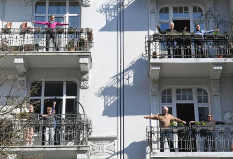 ورزش روزانه در بالکن خانه و در دوران قرنطینه خانگی در شهر هامبورگ آلمان