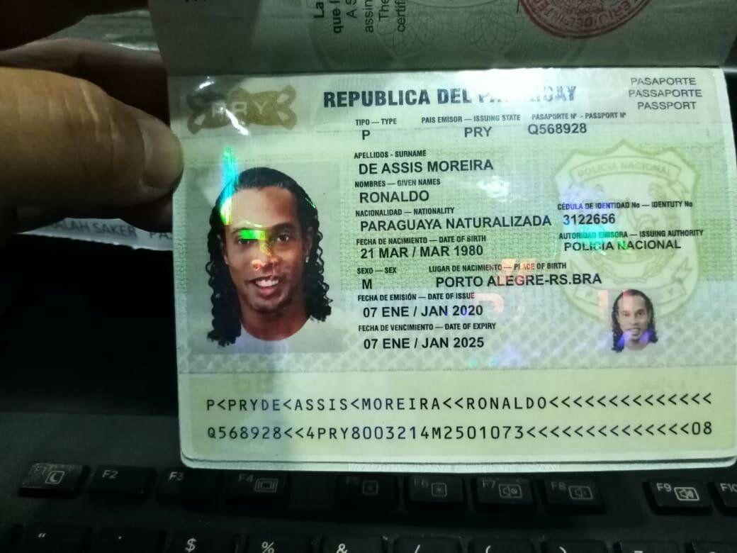 ronaldinho-got-caught-in-paraguay ronaldinho-got-caught-in-paraguay