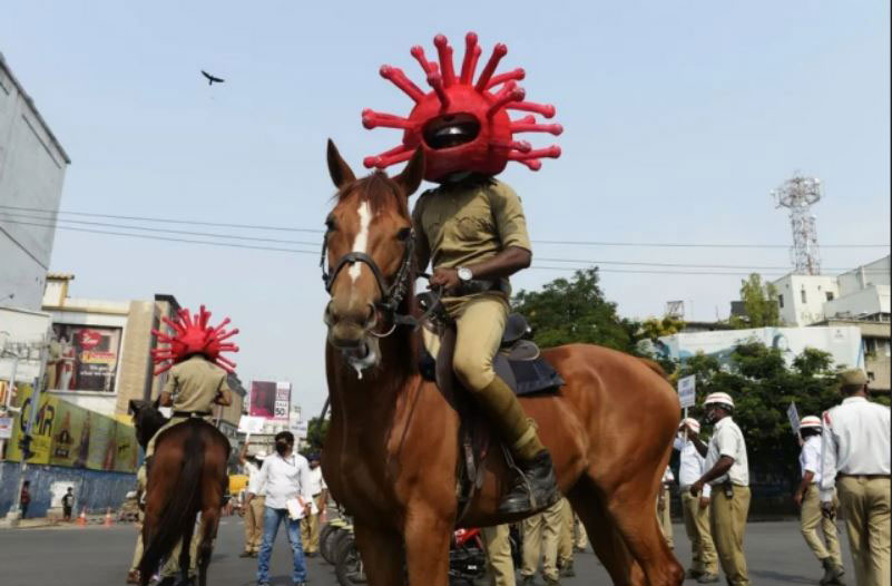 پلیس اسب‌سوار ویژه نظارت بر قرنطینه شهری در سکندرآباد هند