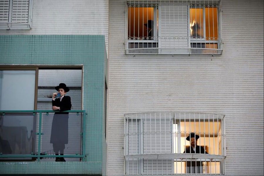 یهودیان ارتدوکس در حال نیایش در قرنطینه خانگی در شهر بندریاشدود اسراییل