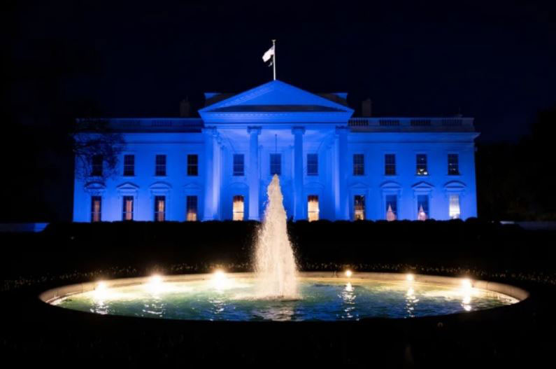 آبی شدن ساختمان کاخ سفید به مناسبت روز جهانی اوتیسم