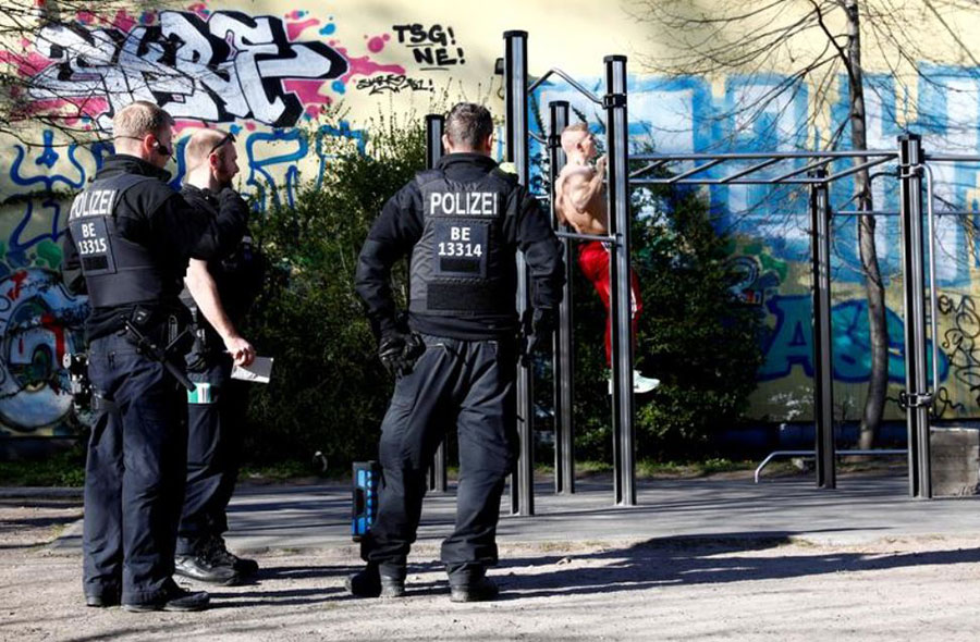 پلیس ناظر بر قرنطینه در پارکی در برلین