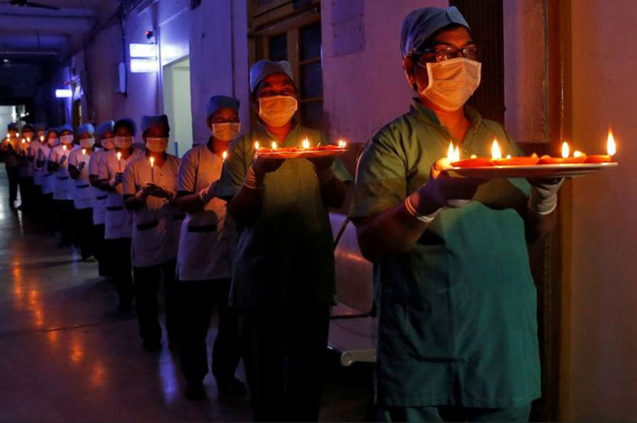 کادر درمانی در بیمارستانی در کلکته هند همراه با مردم سراسر هند در ساعت 9 شب برای همدردی با قربانیان کرونا شمع روشن کرده‌اند.