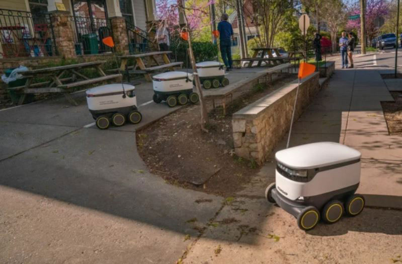 روبات‌های مخصوص حمل غذا به درِ خانه سفارش دهندگان در شهر واشنگتن دی‌سی (پایتخت) آمریکا