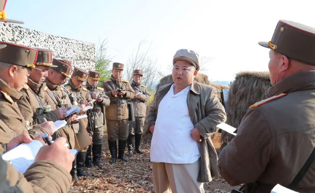 بازدید رهبر کره شمالی از تمرین واحدهایی از ارتش کره شمالی در مکانی نامعلوم