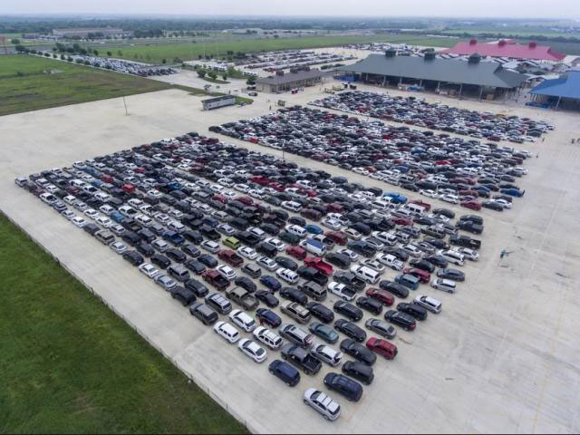 صف مردم داخل اتومبیل در یک مرکز توزیع غذای رایگان در سن آنتونیو ایالت تگزاس آمریکا