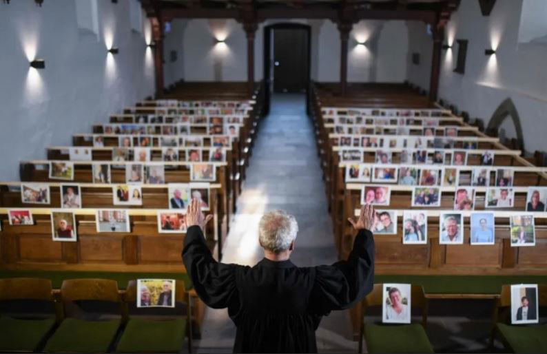 مراسم آیینی عید پاک در کلیسایی متعلق به مسیحیان تبشیری در آلمان با استفاده از عکس‌های مراجعه کنندگان