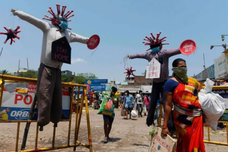 نصب مترسک‌های هشدار درباره ویروس کرونا در ورودی یک بازار در شهر چنای هند