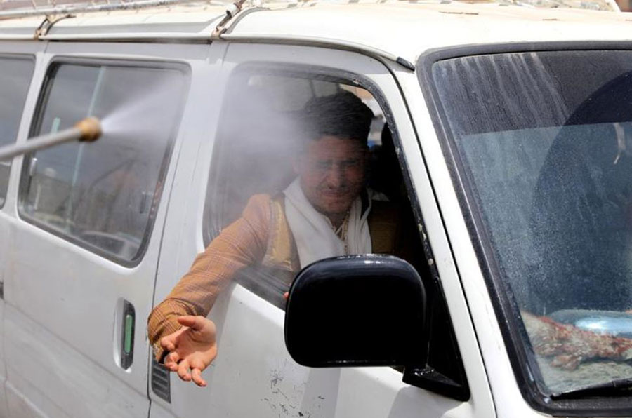 ضدعفونی خودروهای عبوری در شهر صنعا (پایتخت) یمن