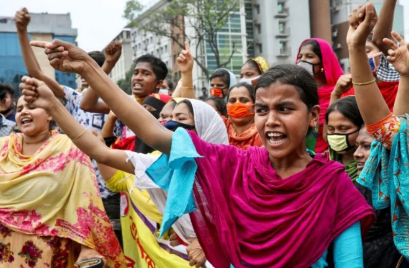 تظاهرات کارگران صنعت پوشاک بنگلادش برای دریافت حقوق‌