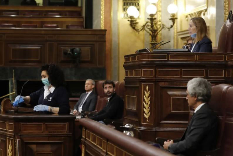 ضدعفونی مکرر جایگاه سخنران در پارلمان اسپانیا