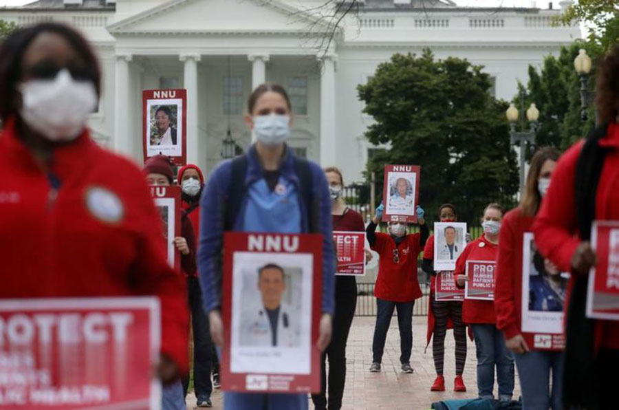 تجمع بزرگ‌ترین اتحادیه پرستاران ایالات متحده آمریکا در مقابل کاخ سفید در اعتراض به کمبود ملزومات بهداشتی کادر درمان بیماران کرونا