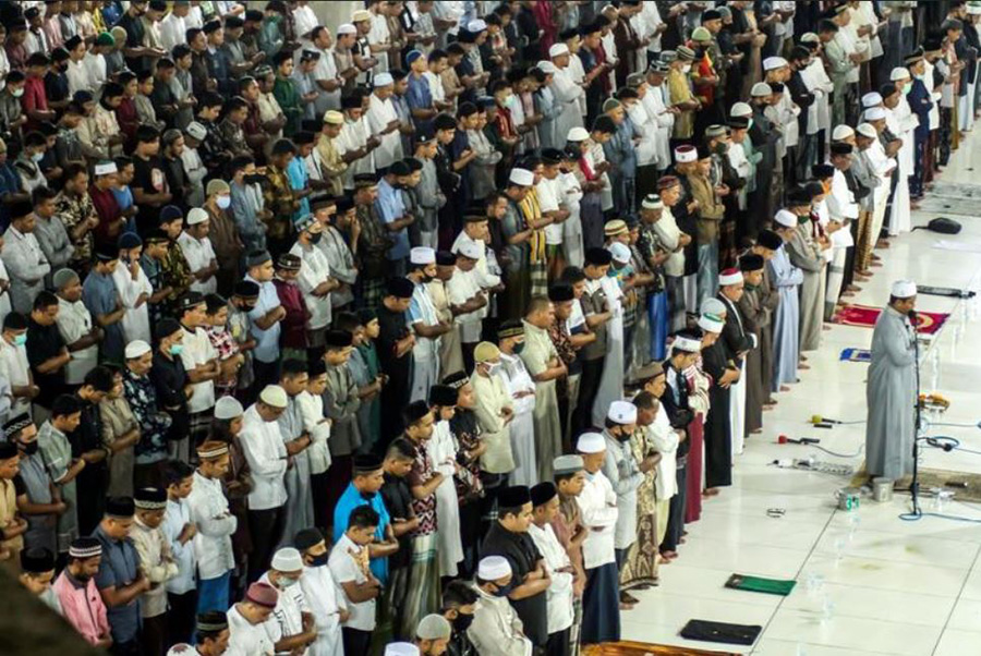 نماز تروایح به مناسبت ماه رمضان بدون رعایت اصول فاصله‌گذاری اجتماعی در استان آچه اندونزی