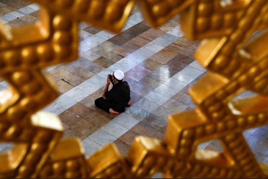 نماز یک مرد مسلمان در مسجدی در شهر بانکوک تایلند در ماه رمضان