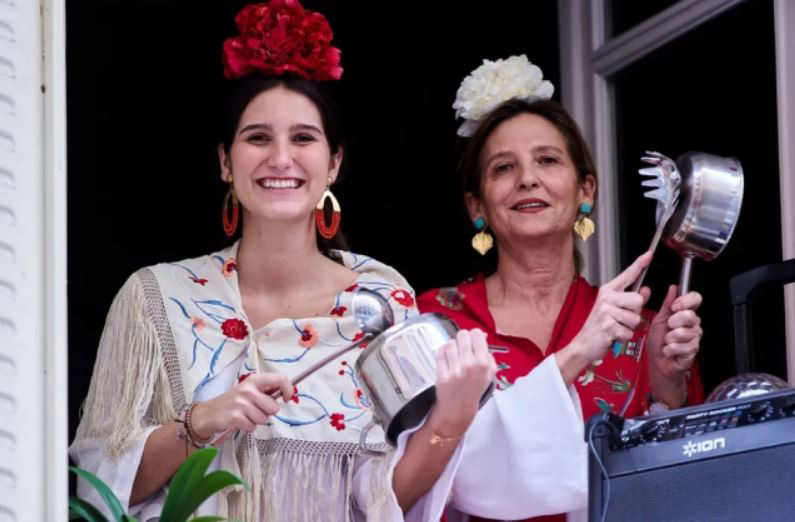 شهروندان شهر مادرید اسپانیا جشنواره سالانه بهاره را در منزل برگزار کردند