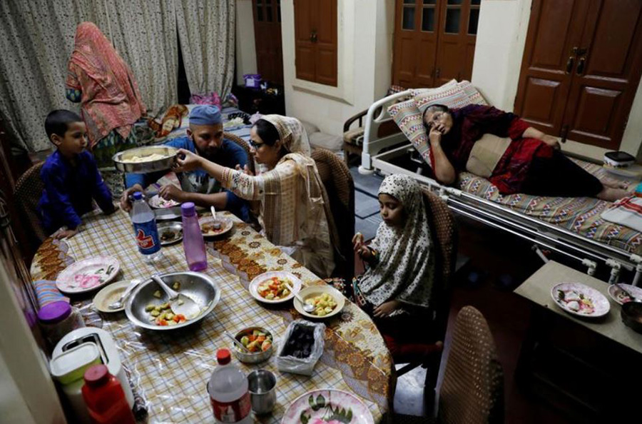 میز افطار خانواده‌ای مسلمان در شهر دهلی هندوستان