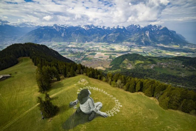 نقاشی 3 بعدی هندرمند فرانسوی با پیام امید در برابر ویروس کرونا روی زمینی به مساحت 3 هزار متر مربع در کوهستان‌های سوییس