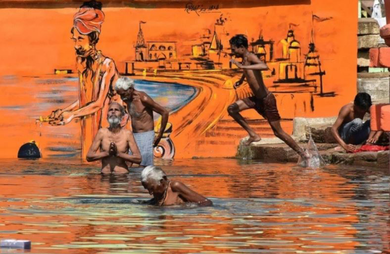 آبتنی هندوها در جشنواره آیینی – بهاره آکشایا تریتیا در شهر جبالپور هندوستان آبتنی هندوها در جشنواره آیینی – بهاره آکشایا تریتیا در شهر جبالپور هندوستان