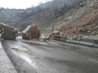 ریزش کوه در جاده هراز در پی زلزله