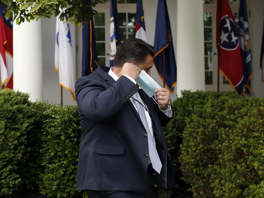 استفاده از ماسک برای کارکنان کاخ سفید اجباری شد - The use of masks became mandatory for White House staff استفاده از ماسک برای کارکنان کاخ سفید اجباری شد - The use of masks became mandatory for White House staff