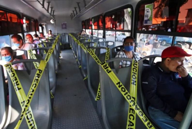 رعایت اصل فاصله‌گذاری اجتماعی در سامانه‌های حمل و نقل عمومی در مکزیک