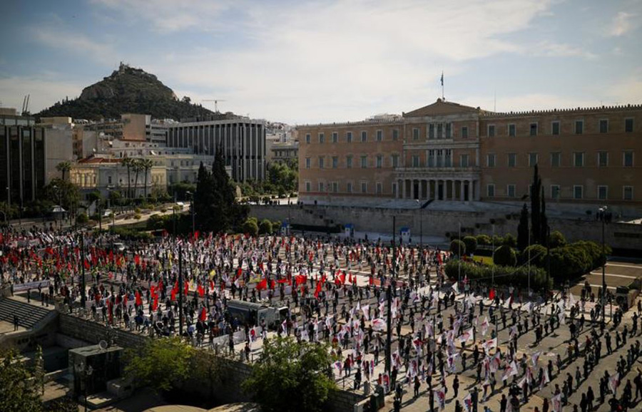 اعضای اتحادیه‌های کارگری یونان در تظاهرات روز جهانی کارگر با رعایت اصل فاصله‌گذاری اجتماعی در شهر آتن گرد هم آمدند