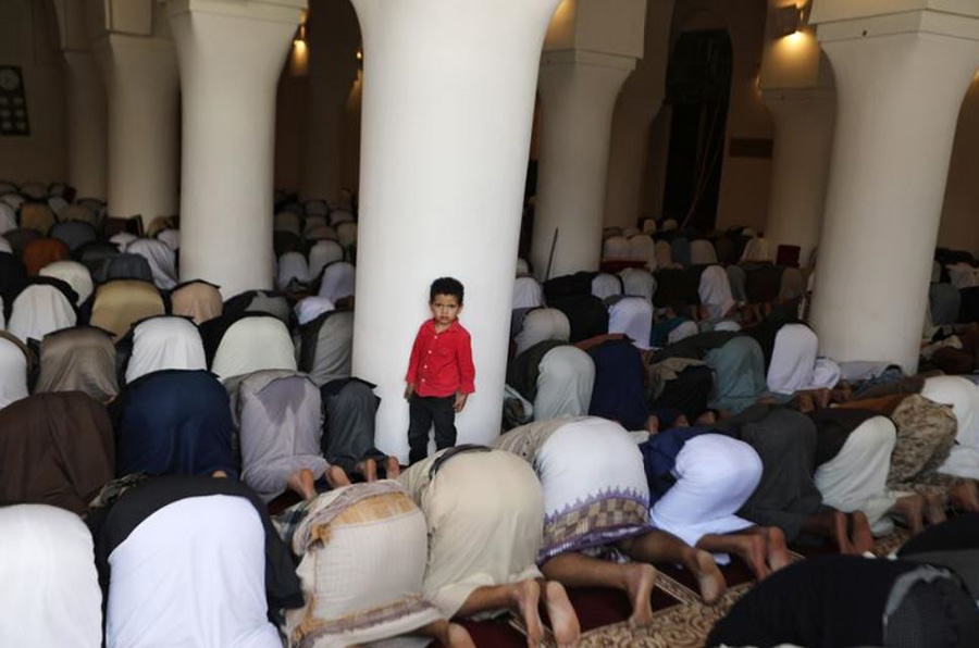 برگزاری نماز جمعه در شهر صنعا یمن بدون رعایت پروتکل فاصله‌گذاری
