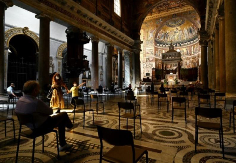 چینش صندلی‌های کلیسایی در روم متناسب با اصل فاصله گذاری در نخستین روز بازگشایی محدود اماکن عمومی در ایتالیا