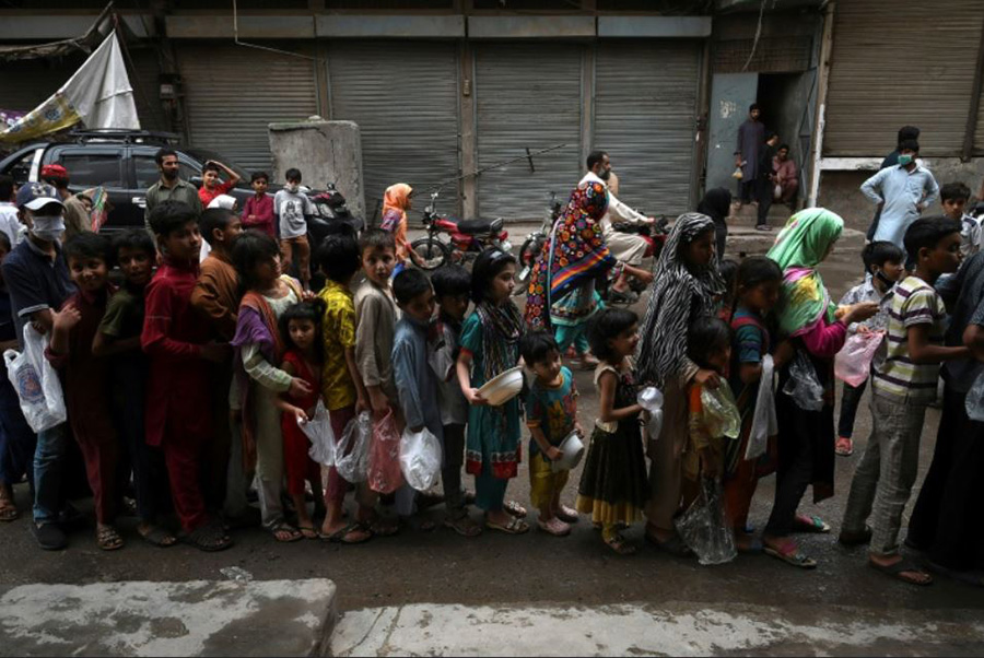 صف دریافت غذای رایگان در دوران قرنطینه سراسری در شهر لاهور پاکستان