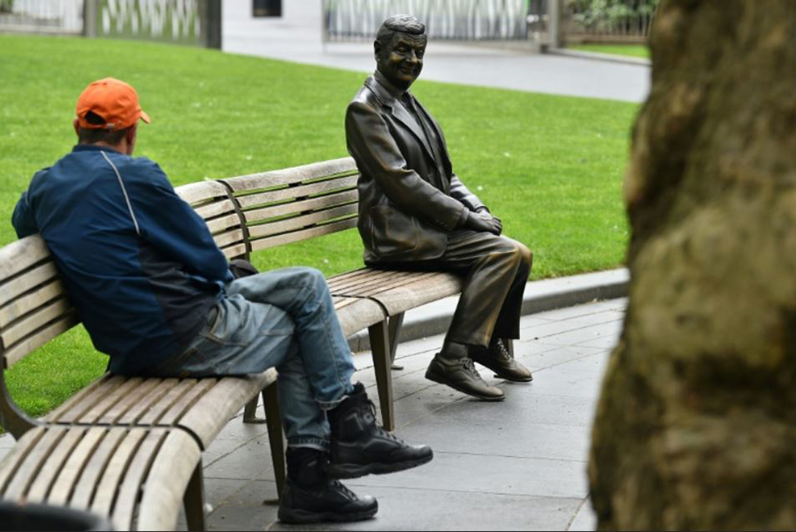 مجسمه روان اتکینسون کمدین بریتانیایی (مستر بین) در میدان لِیسستر در لندن