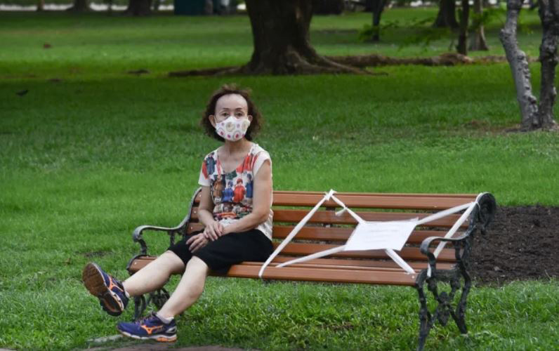نشانه‌گذاری فاصله اجتماعی روی نیمکت پارکی در شهر بانکوک تایلند