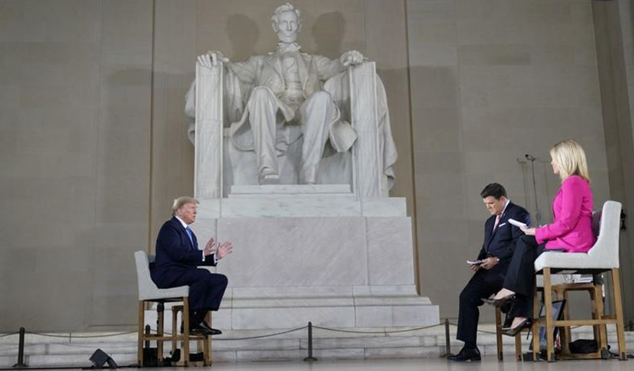 صندلی بلند ترامپ و تیم خبرنگاران فاکس نیوز در مصاحبه اخیر رییس جمهوری آمریکا در کنار مجسمه یادبود آبراهام لبنکلن در واشنگتن دی‌سی. پایه صندلی‌ها به خاطر همتراز شدن با مجسمه لینکلن بلند در نظر گرفته شده است