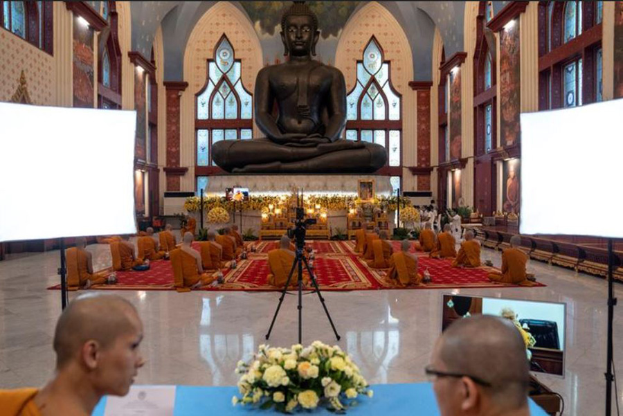 راهبان بودایی معبدی در شهر بانکوک تایلند از طریق  فیسبوک مراسم سالگرد تولد بودا در معبد را به صورت زنده برای متقاضیان حضور در این مراسم پخش می‌کنند