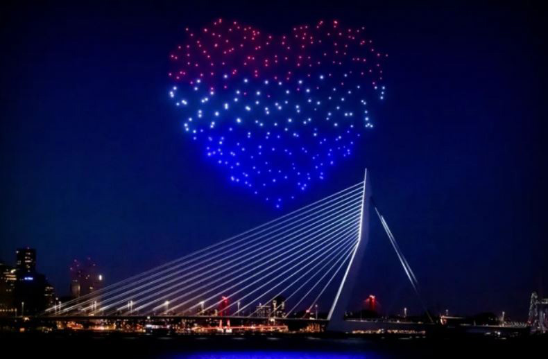 پرواز 300 پهپاد به شکل قلب بر فراز رودخانه ماس در شهر روتردام هلند برای تکریم آزادی و سلامتی