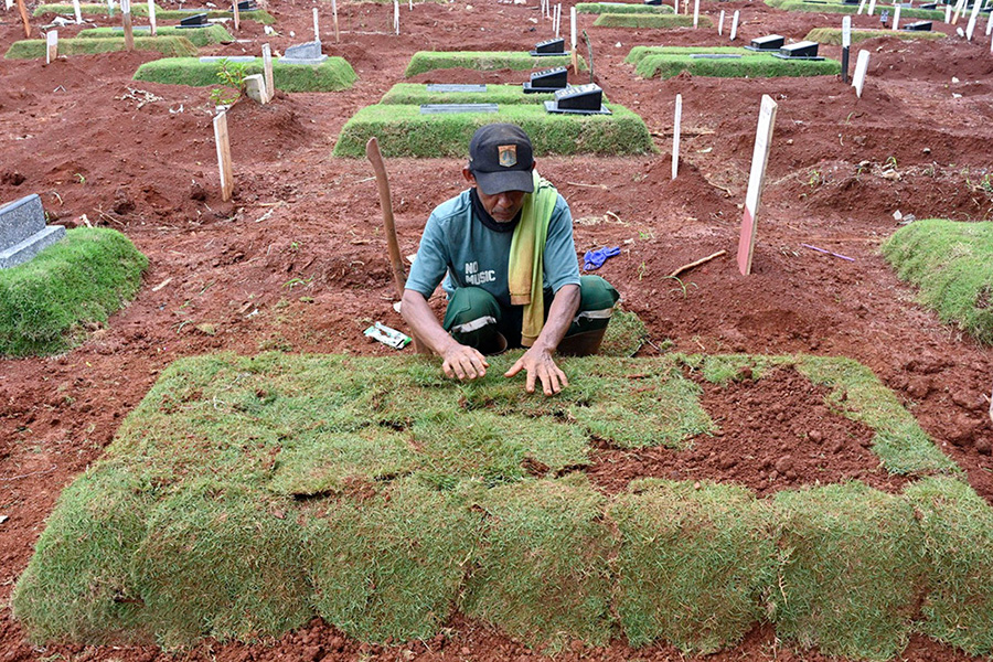 قبرستان قربانیان کرونا ویروس در جاکارتا