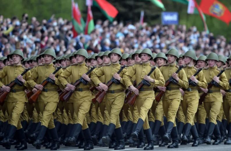 رژه ارتش بلاروس در هفتادوپنجمین سالروز پیروزی در جنگ دوم جهانی روز شنبه در شهر مینسک رژه ارتش بلاروس در هفتادوپنجمین سالروز پیروزی در جنگ دوم جهانی روز شنبه در شهر مینسک