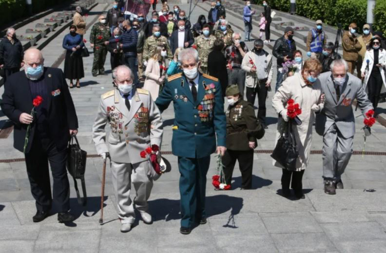 شرکت کهنه سربازان در مراسم هفتادوپنجمین سالگرد پیروزی در جنگ دوم جهانی در پارکی در شهر کی‌یف (پایتخت) اوکراین